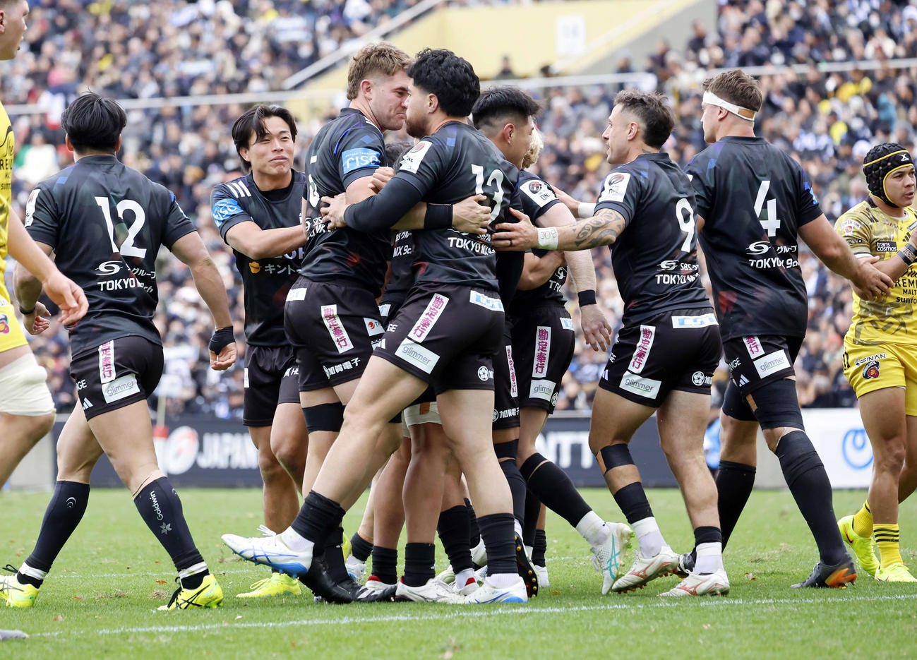 BR東京対東京SG　後半、ソードのトライを喜ぶBR東京フィフティーン（撮影・山本朝陽）