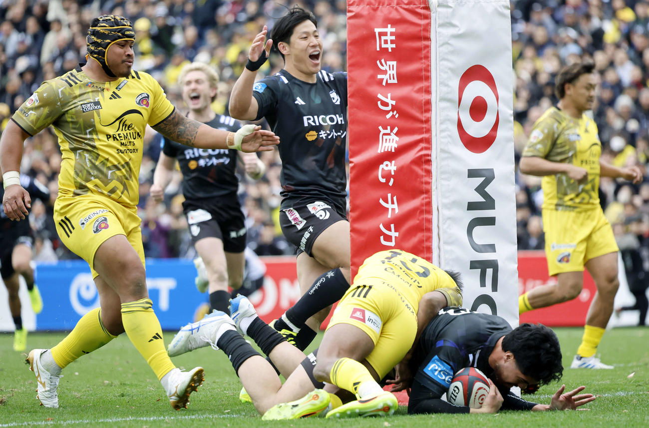 BR東京対東京SG　後半、トライを決めるBR東京ソード（右下）（撮影・山本朝陽）