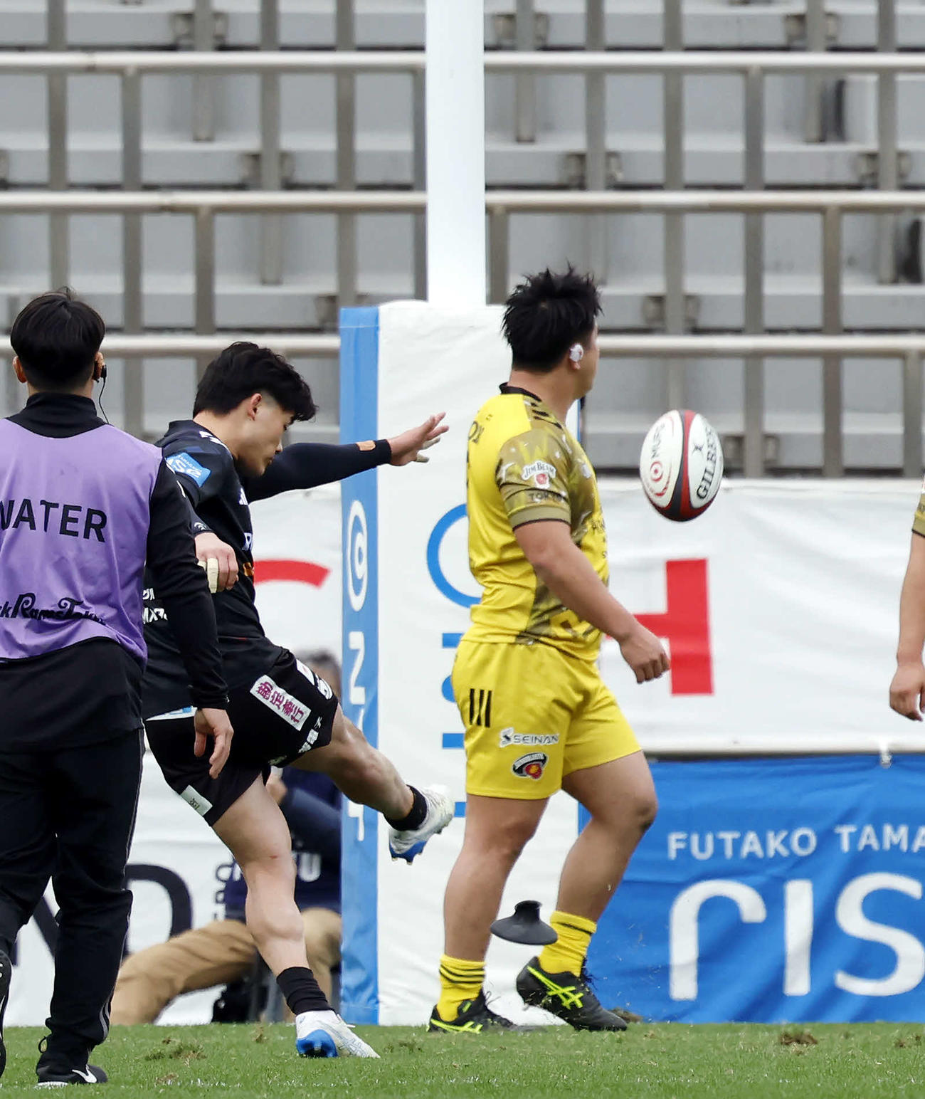BR東京対東京SG　前半、先制のペナルティーキックを決めたBR東京中楠（左から2人目）（撮影・山本朝陽）