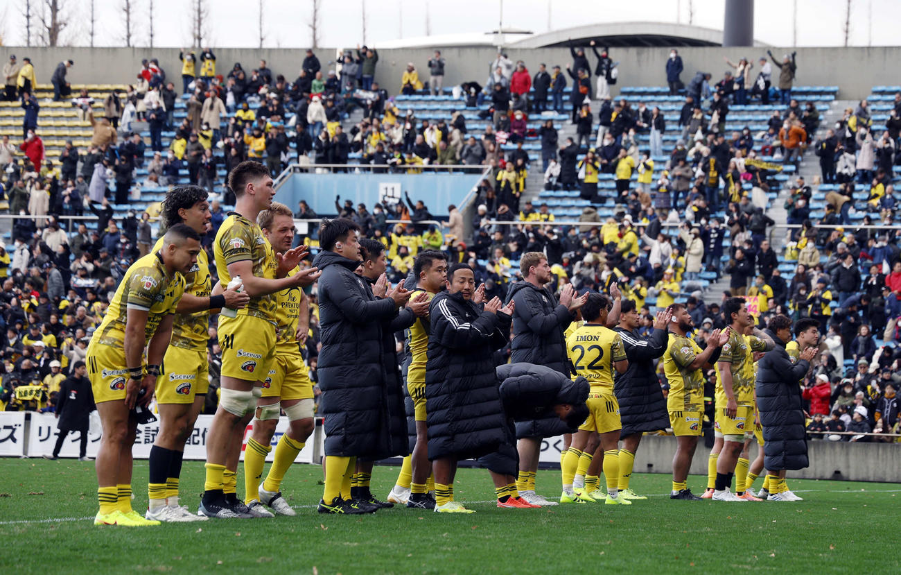 BR東京対東京SG　試合後、観客に勝利の報告を行う東京SGフィフティーン（撮影・山本朝陽）