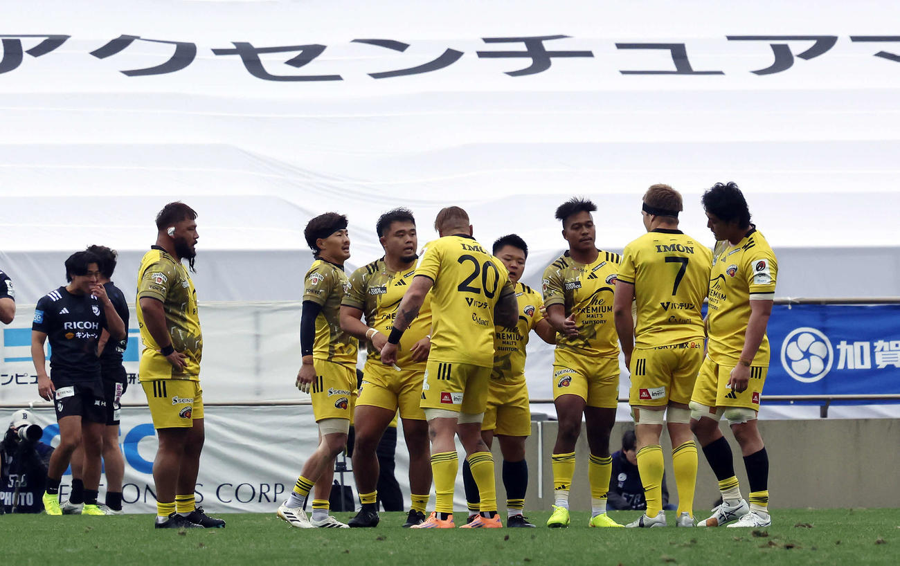 BR東京を破り、喜ぶ東京SGフィフティーン（撮影・山本朝陽）