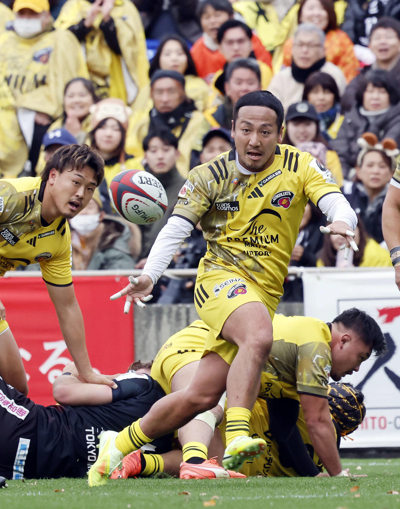BR東京対東京SG　前半、巧みにパスを出す東京SG流（撮影・山本朝陽）