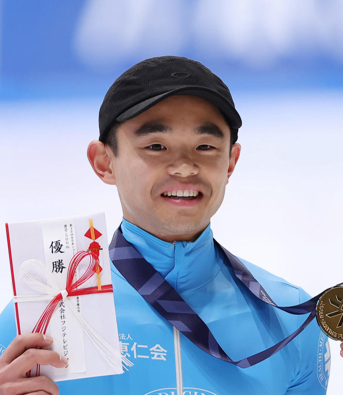 ショートトラック男子500メートルで優勝し、メダルを手に笑顔を見せる菊池（撮影・前田充）