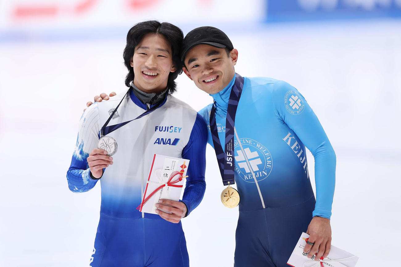 ショートトラック男子500メートルで優勝し、2位の小池（左）と笑顔を見せる菊池（撮影・前田充）