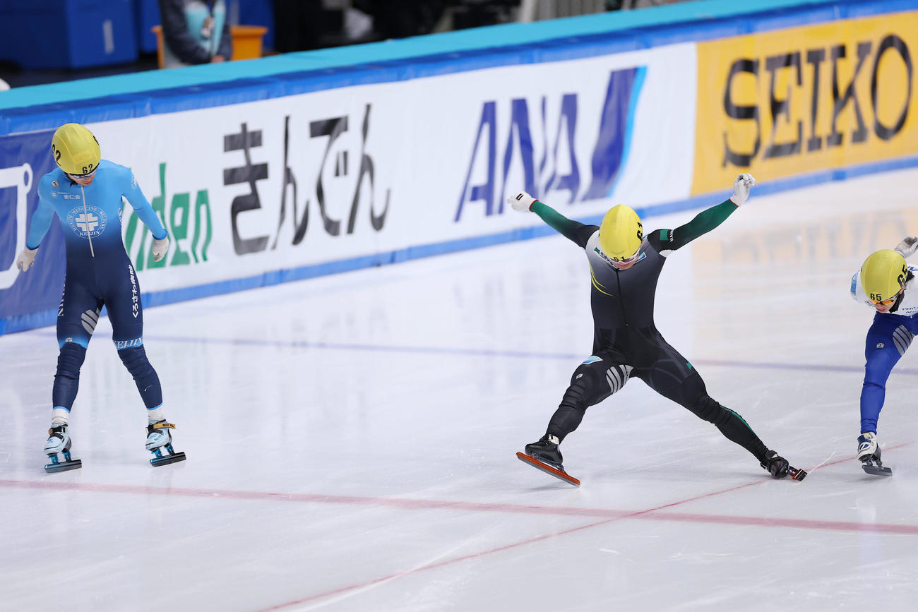 ショートトラック男子500メートル決勝で優勝する菊池（左）。中央は和田、右は小池（撮影・前田充）