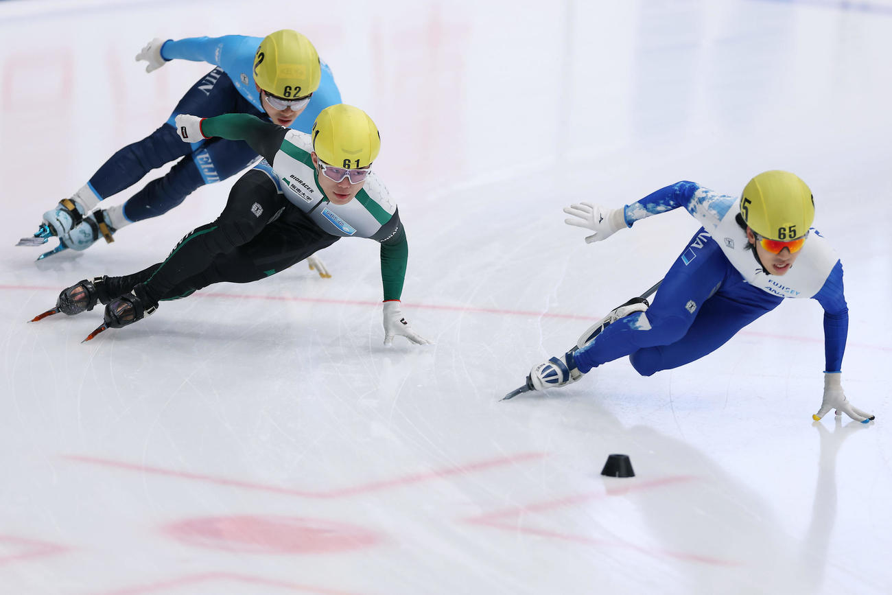 ショートトラック男子500メートル決勝で滑走する菊池耕太（中央）。左は和田拓実、右は小池克典（撮影・前田充）