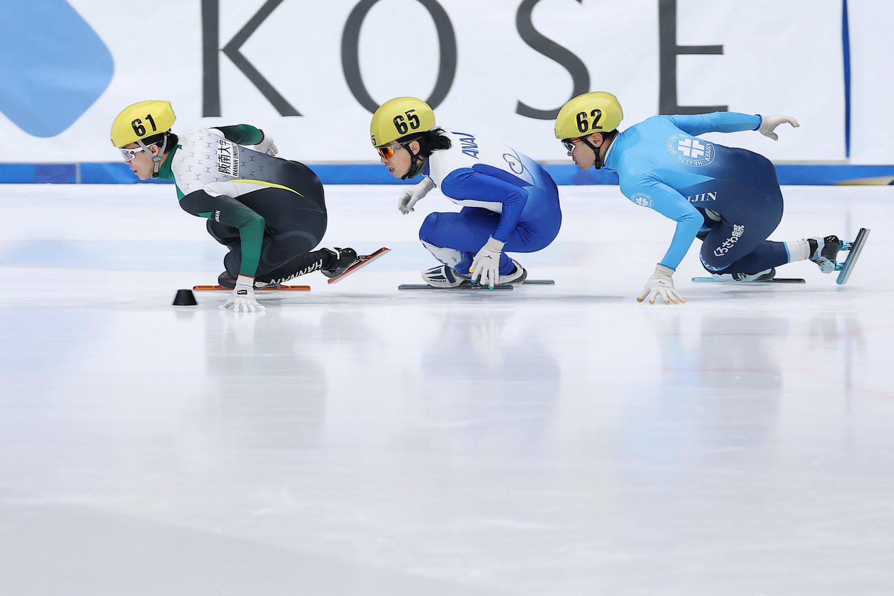 ショートトラック男子500メートル決勝で滑走する菊池（右）。左は和田、中央は小池（撮影・前田充）