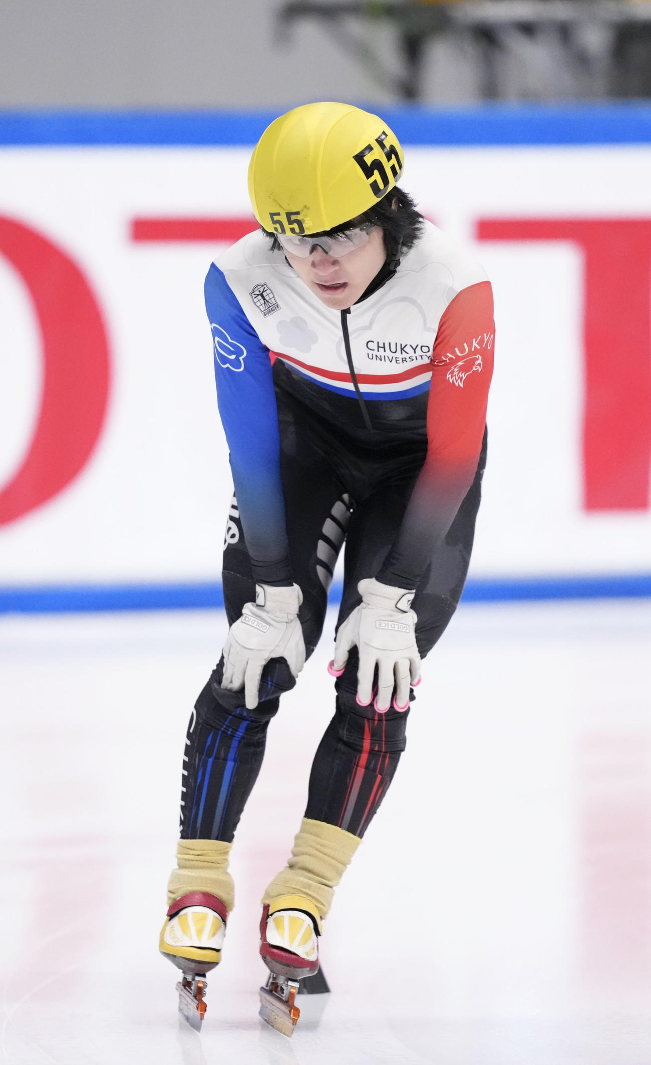 男子1500ｍ決勝で転倒し、厳しい表情の林康生（共同）