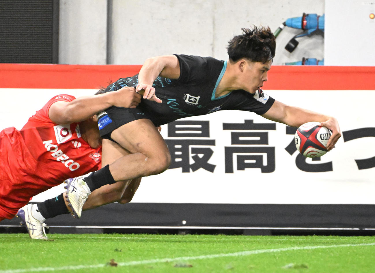 神戸対東京ベイ　後半、トライを決める東京ベイ木田晴斗（右）（撮影・石井愛子）