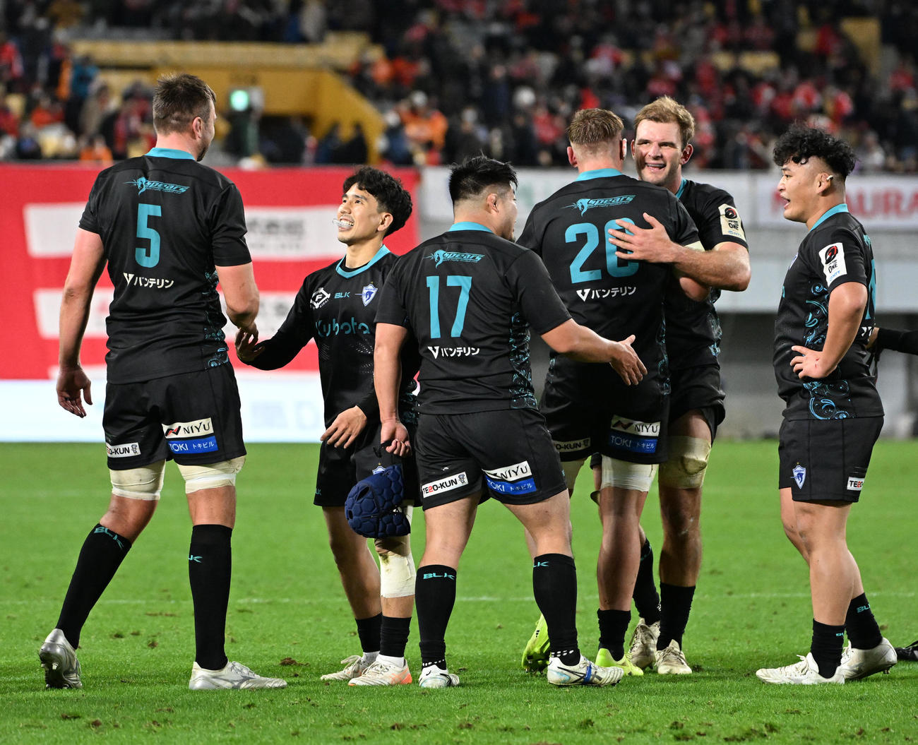 神戸対東京ベイ　神戸に勝利し喜ぶ東京ベイフィフティーン（撮影・石井愛子）