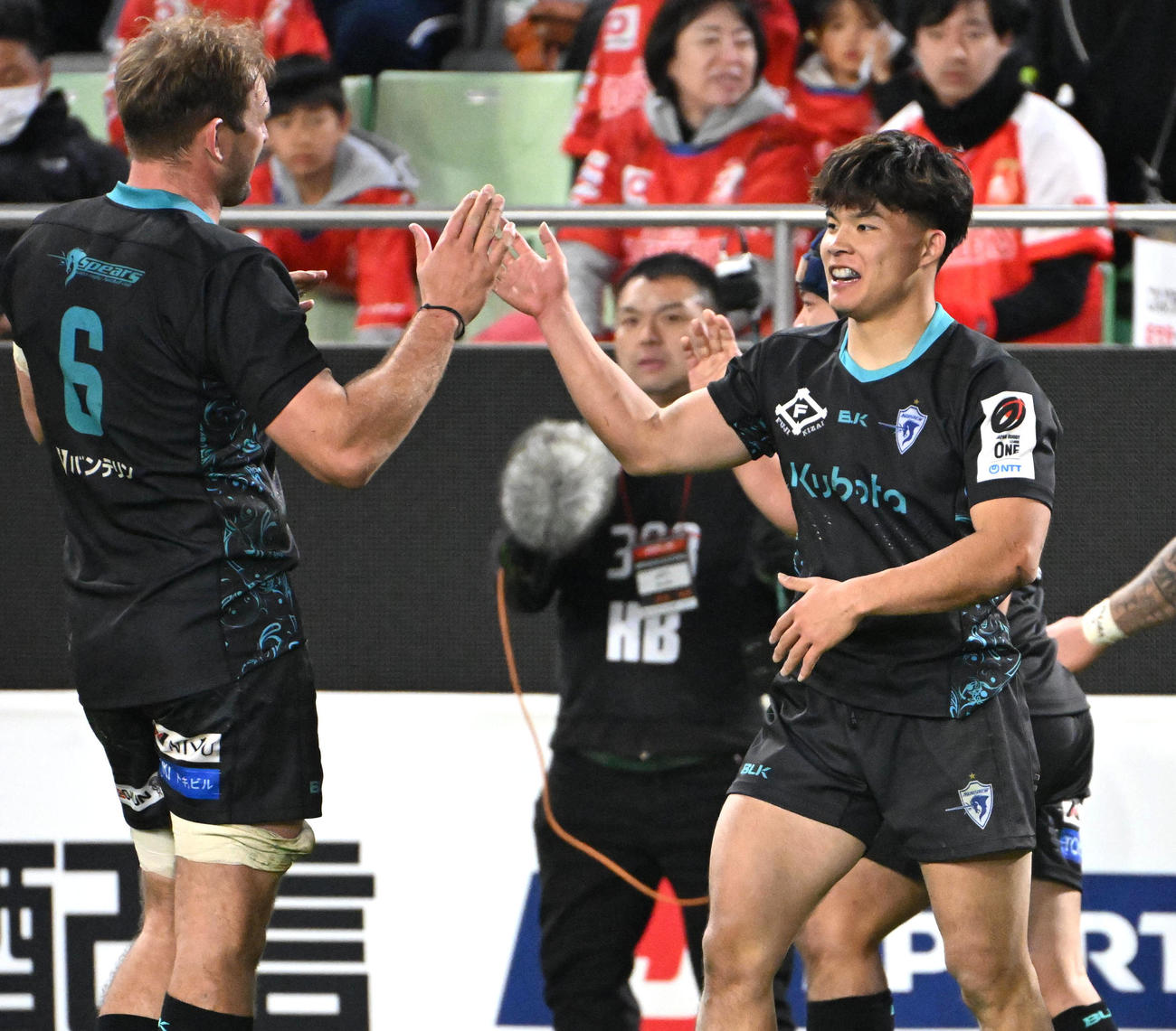 神戸対東京ベイ　後半、トライを決め東京ベイのタイラー・ポール（左）とハイタッチをする木田晴斗（撮影・石井愛子）