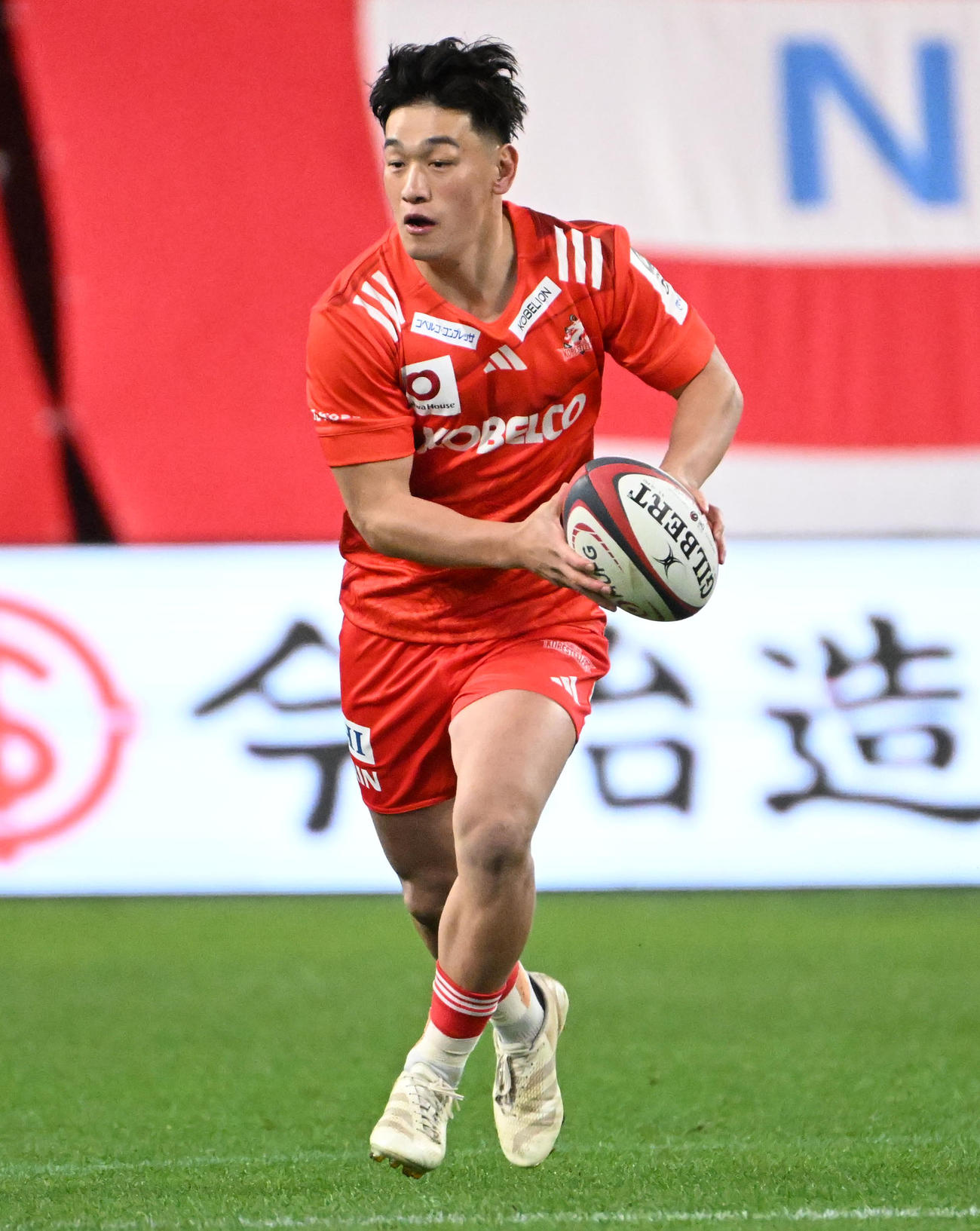 神戸対東京ベイ　前半、パスを出す神戸李承信（撮影・石井愛子）