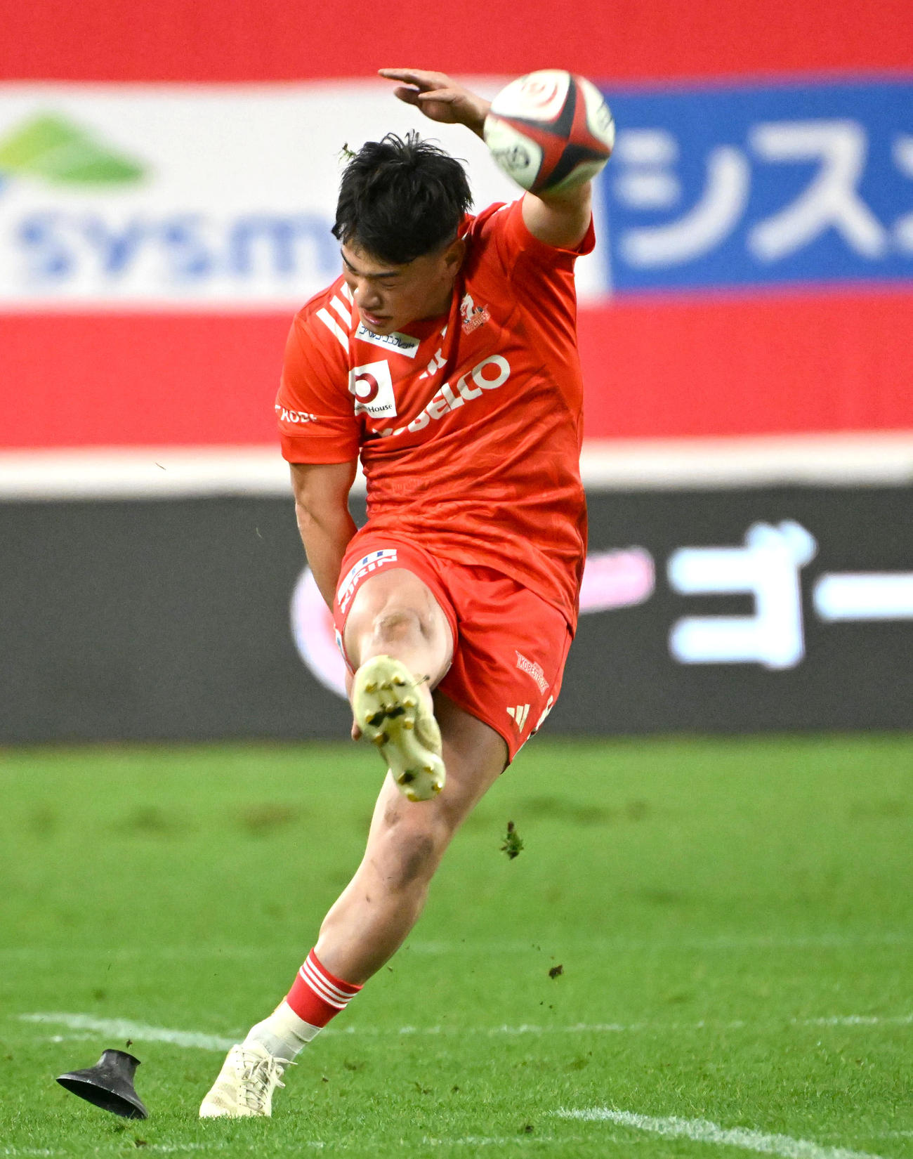 神戸対東京ベイ　前半、2本目のペナルティーゴールを決める神戸李承信（撮影・石井愛子）