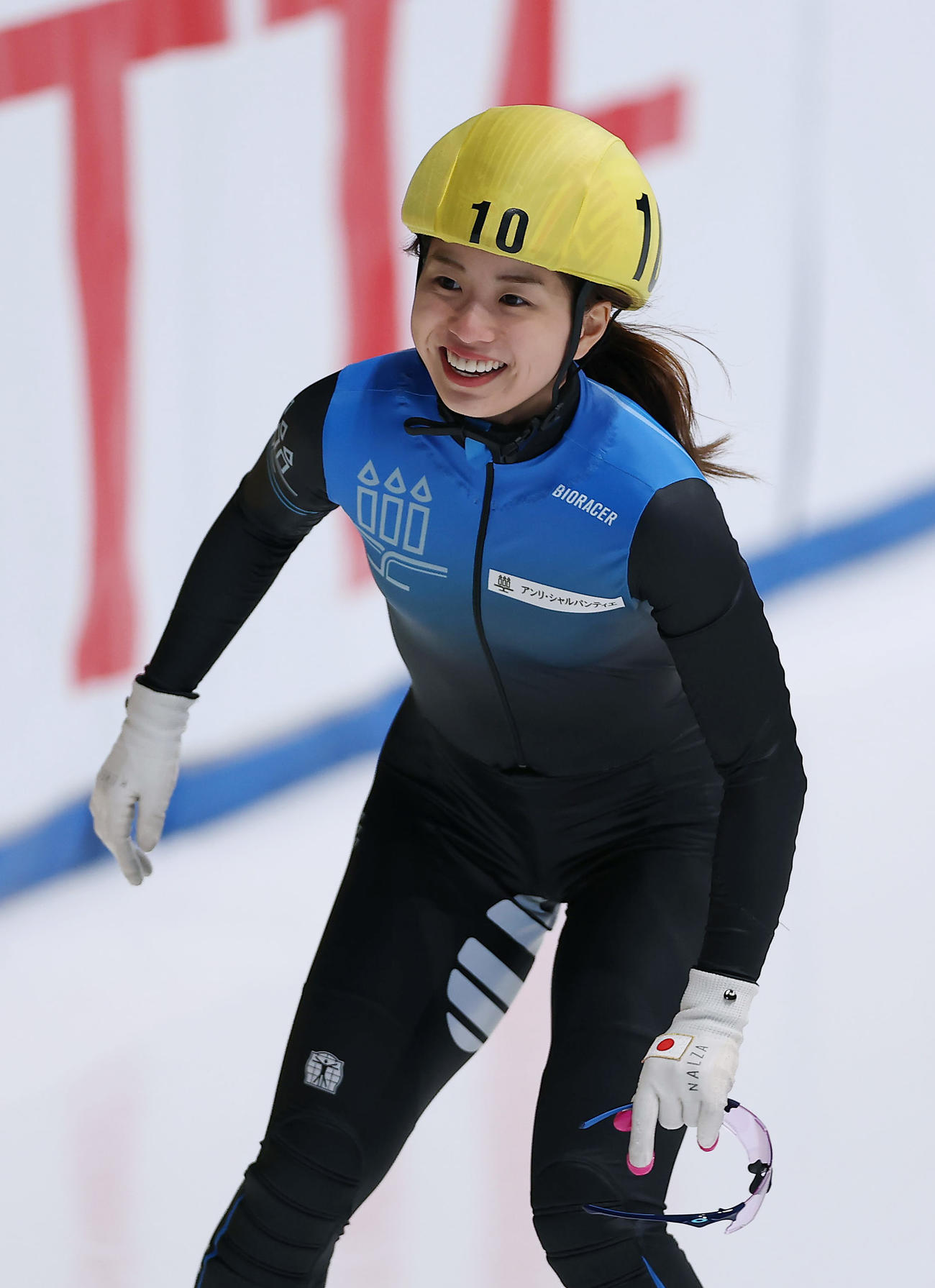 ショートトラック女子500メートルで優勝し笑顔を見せる長森（撮影・前田充）