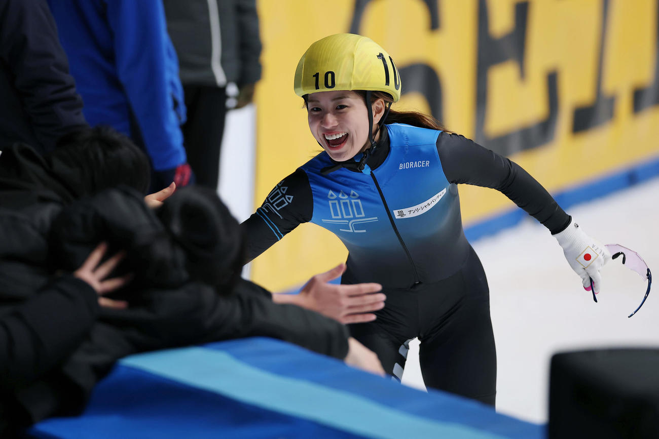 ショートトラック女子500メートルで優勝し笑顔を見せる長森（撮影・前田充）