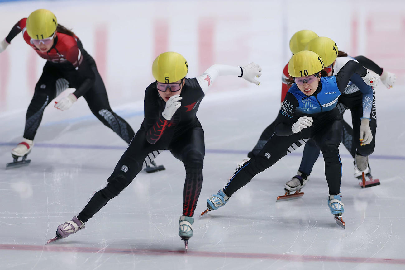 ショートトラック女子500メートルで滑走する長森（右）、黒川（中央）ら（撮影・前田充）