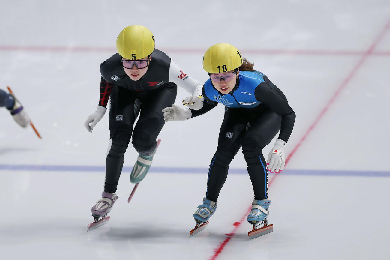 ショートトラック女子500メートル決勝で黒川（左）と競り合いながら滑走する長森（撮影・前田充）