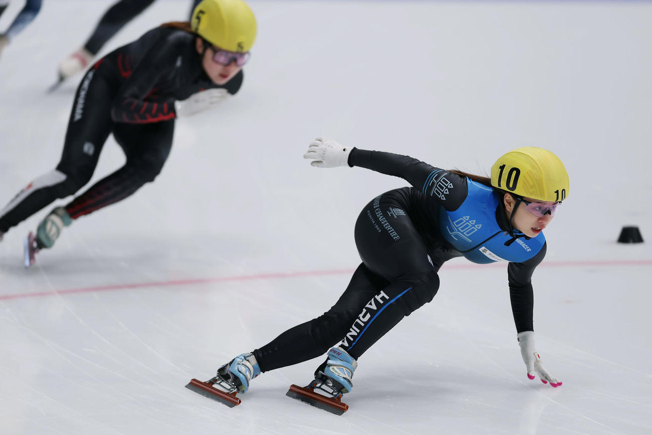 ショートトラック女子500メートル決勝で滑走する長森。左は黒川（撮影・前田充）