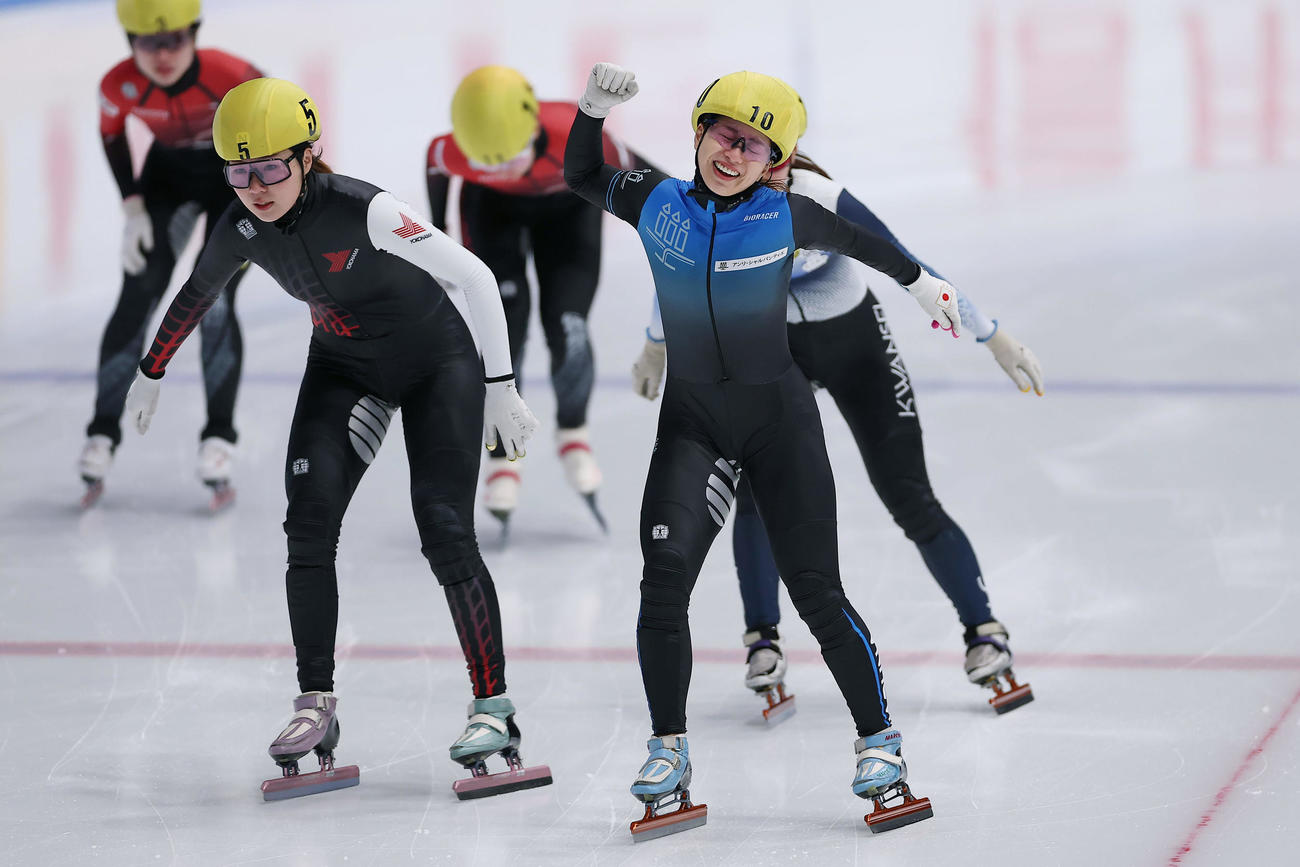 ショートトラック女子500メートルで優勝しガッツポーズする長森（右）。左は2位の黒川（撮影・前田充）