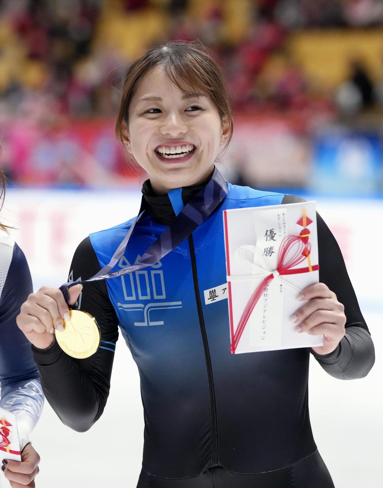女子500メートルで優勝し、笑顔の長森遥南＝東京辰巳アイスアリーナ(共同)