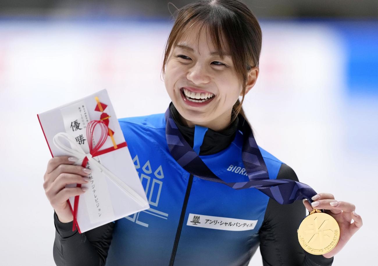 女子500メートルで優勝し、笑顔の長森遥南＝東京辰巳アイスアリーナ(共同)