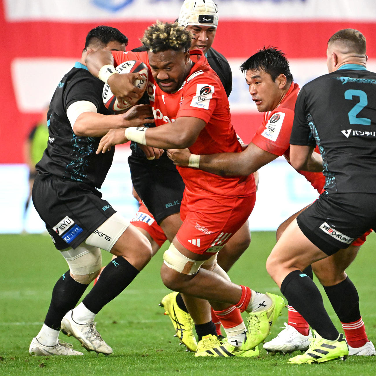 神戸対東京ベイ　前半、突破を試みる神戸ワイサケ・ララトゥブア（撮影・石井愛子）