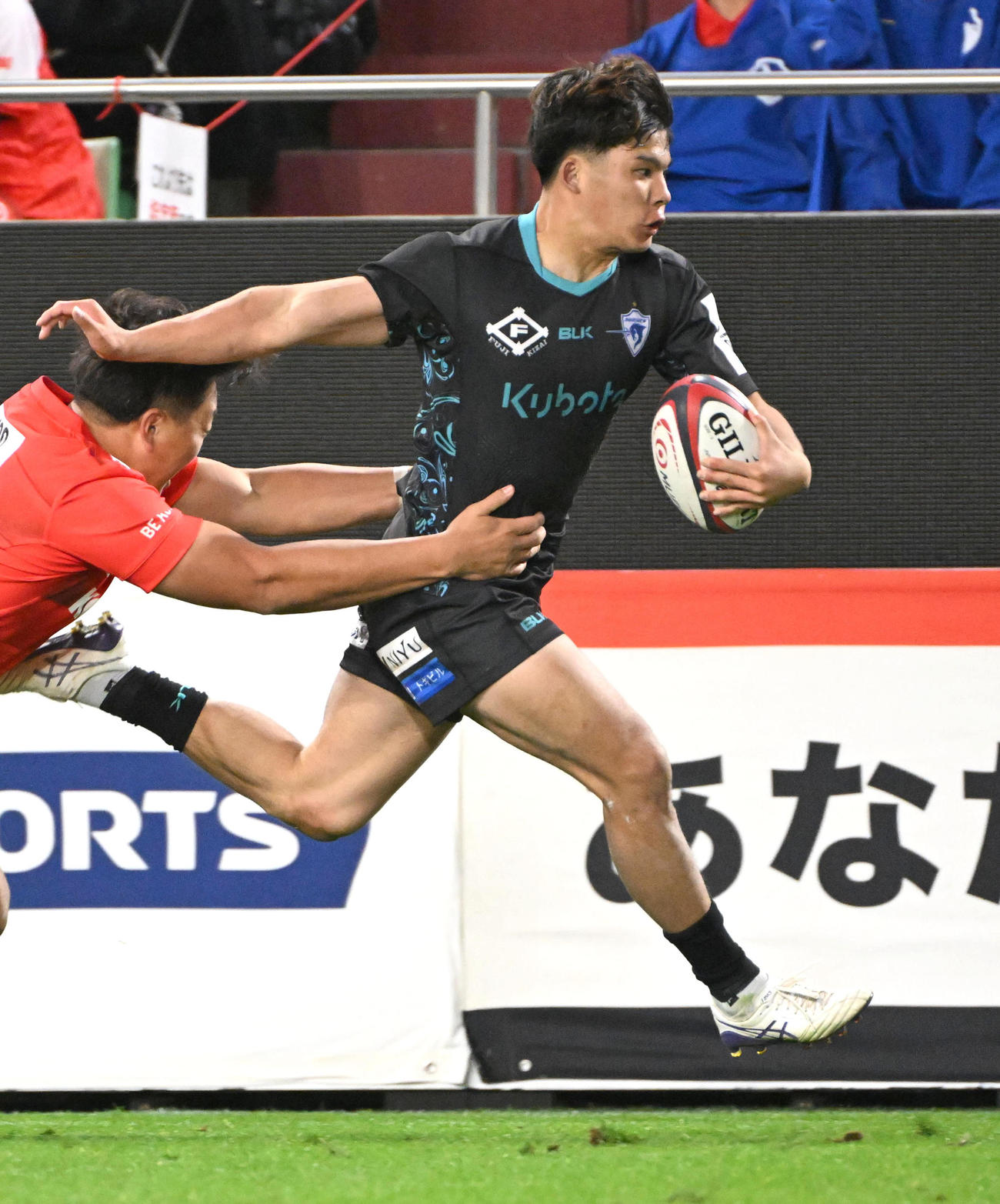 神戸対東京ベイ　後半、駆け出す東京ベイ木田晴斗（右）（撮影・石井愛子）