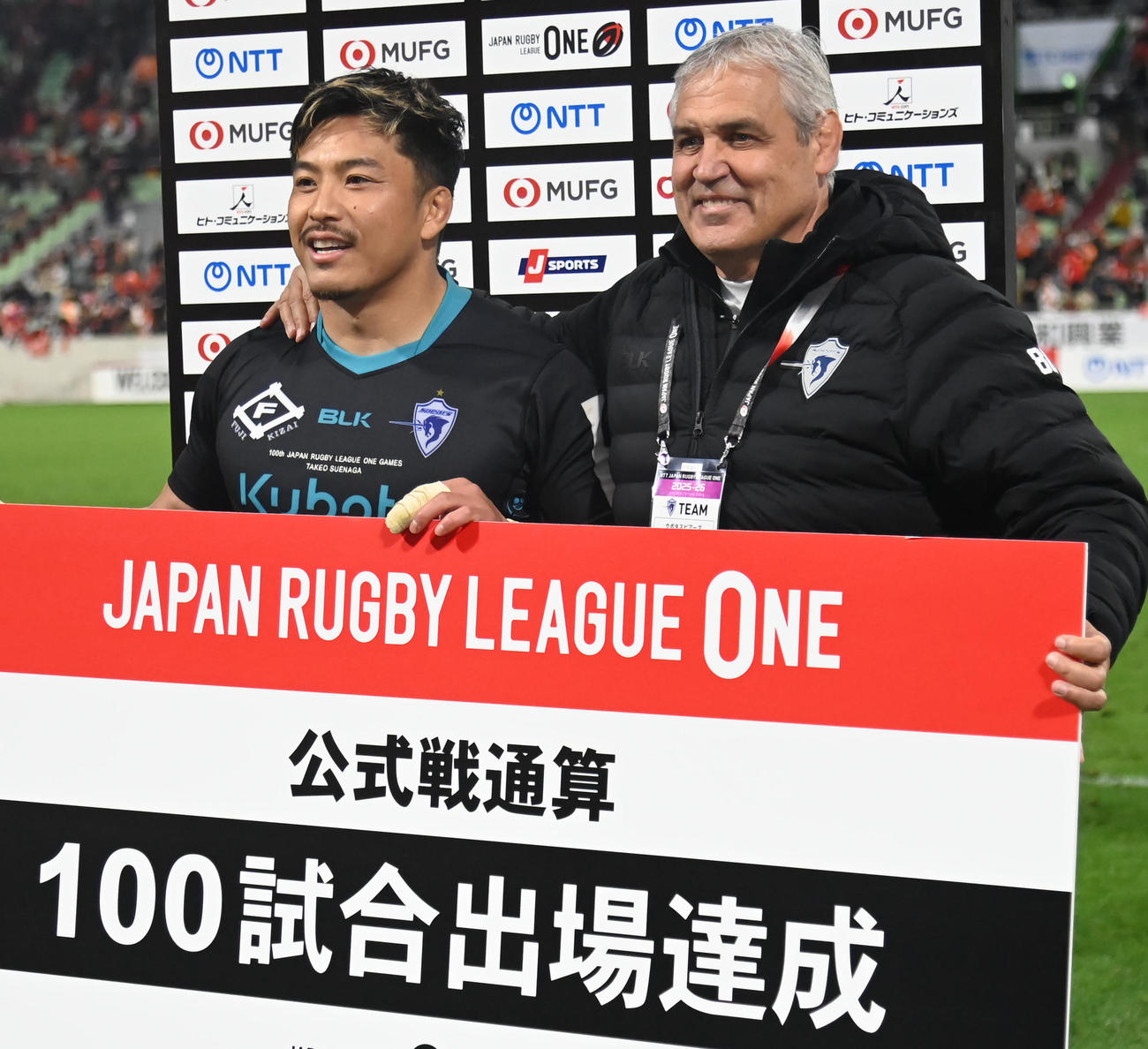 神戸対東京ベイ　通算100試合出場を達成し表彰される東京ベ末永健雄（左）、右はフラン・ルディケヘッドコーチ（撮影・石井愛子）