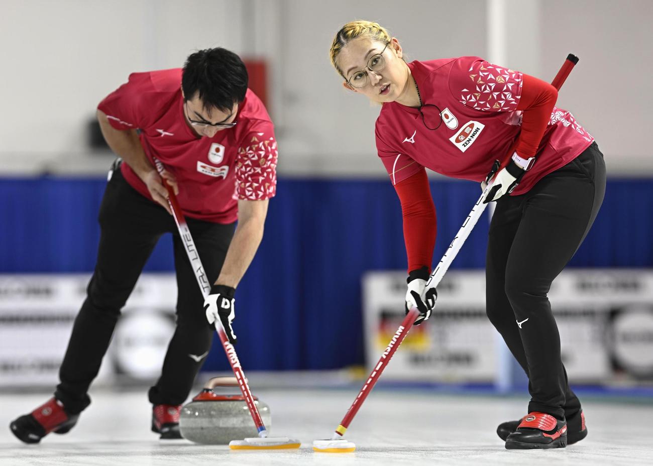 混合ダブルス1次L　韓国戦の第2エンド、スイープする小穴桃里（右）、青木豪（共同）