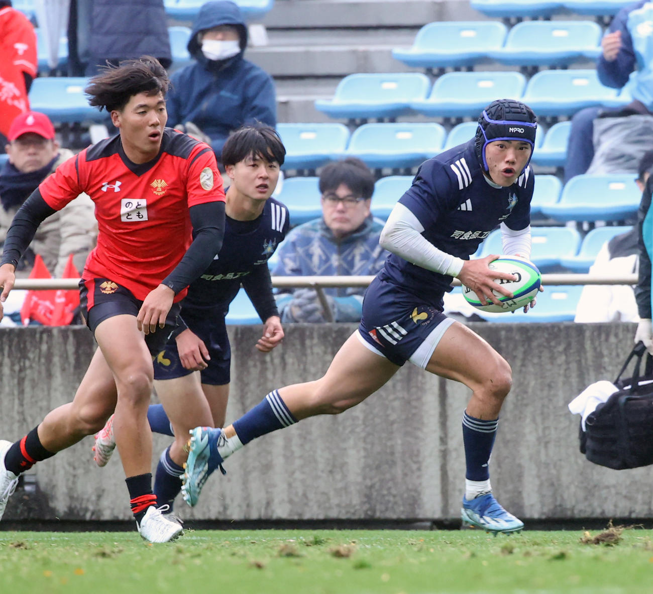 帝京大対東洋大　前半、東洋大・池渕（右）はトライを決める（撮影・柴田隆二）