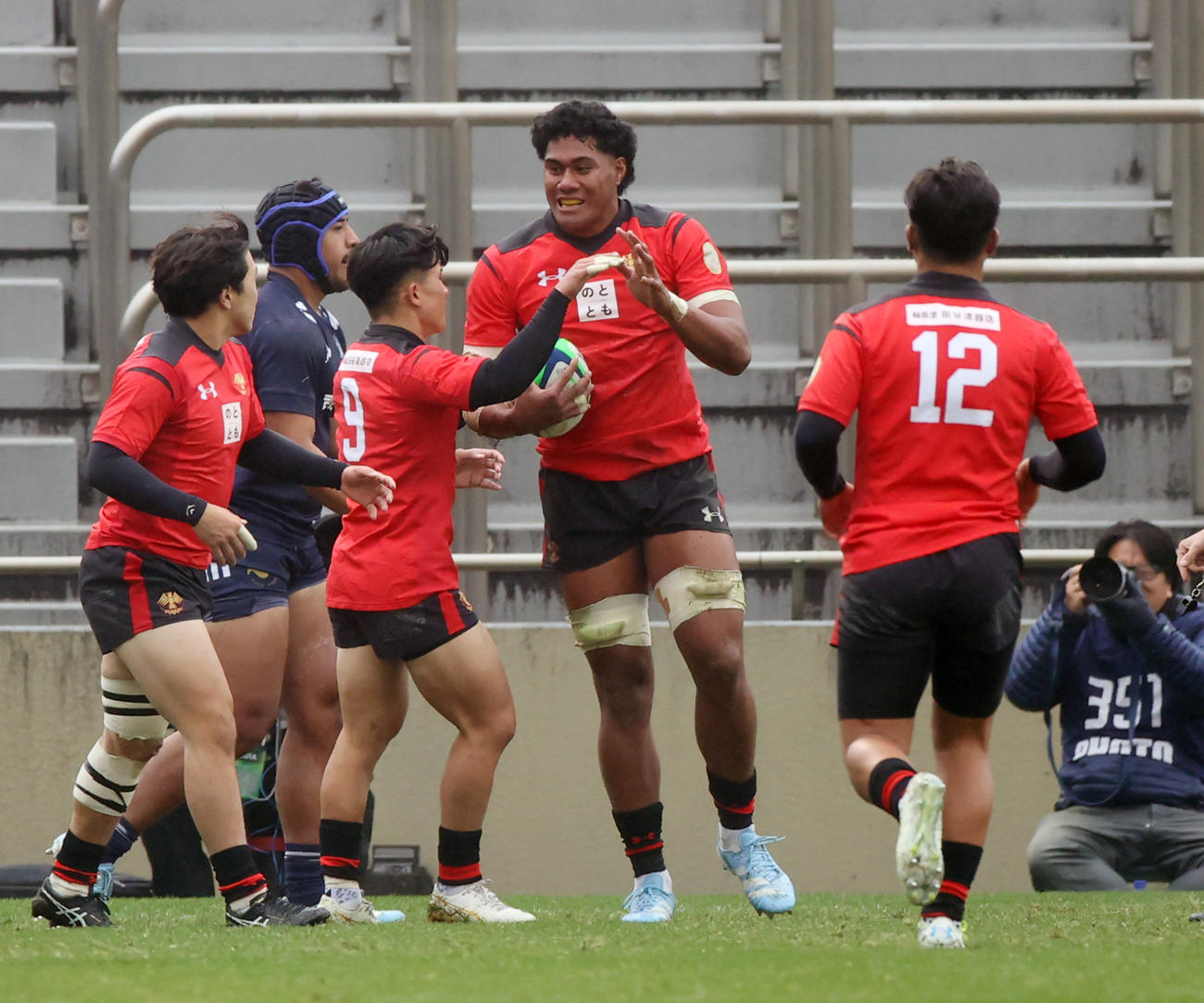 帝京大対東洋大　前半、帝京大アントニオ・フィシプナ（右から2人目）はトライを決め喜び合う（撮影・柴田隆二）