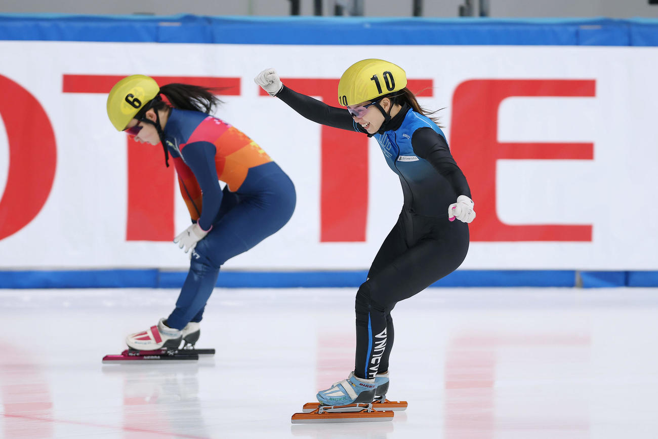 ショートトラック女子1000メートルで優勝しガッツポーズする長森。左は2位の関口（撮影・前田充）