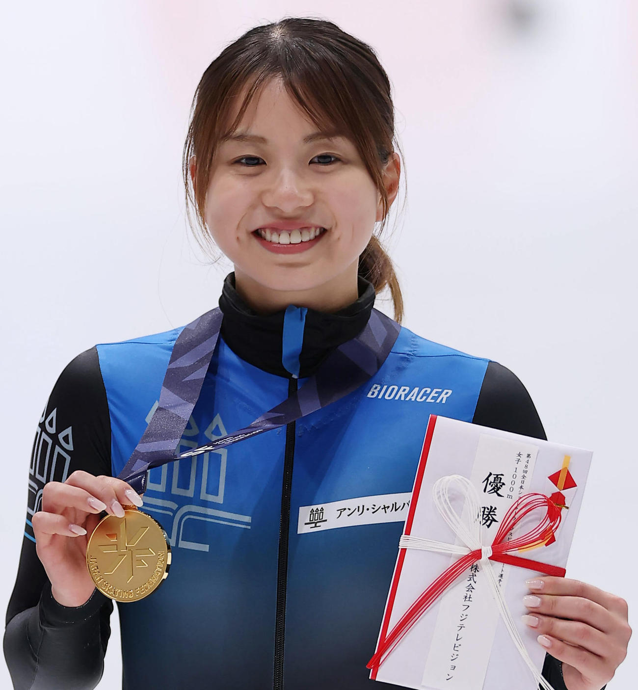 ショートトラック女子1000メートルで優勝し、メダルを手に笑顔を見せる長森（撮影・前田充）
