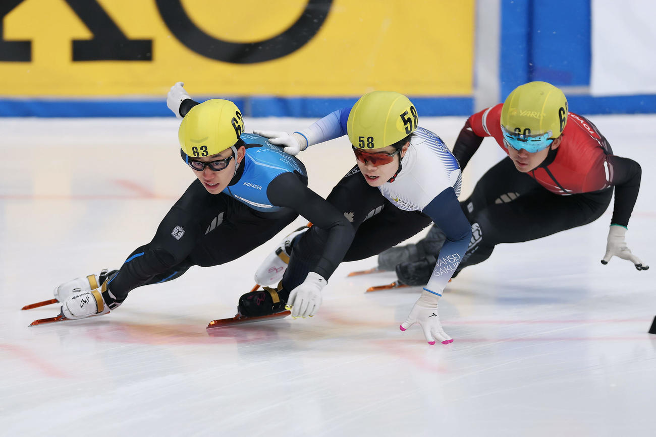 ショートトラック男子1000メートル決勝で滑走する松林（左）。中央は渕上、右は林伊吹（撮影・前田充）