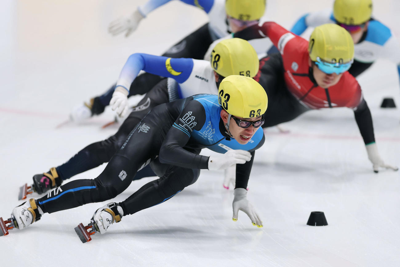 ショートトラック男子1000メートル決勝で滑走する松林（手前）ら（撮影・前田充）