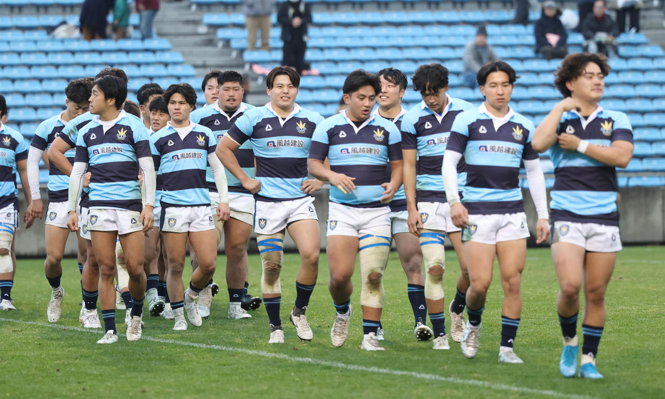 早大対関東学院大　試合後、7対85で大敗した関東学院大フィフティーンはがっくり引き揚げる（撮影・柴田隆二）