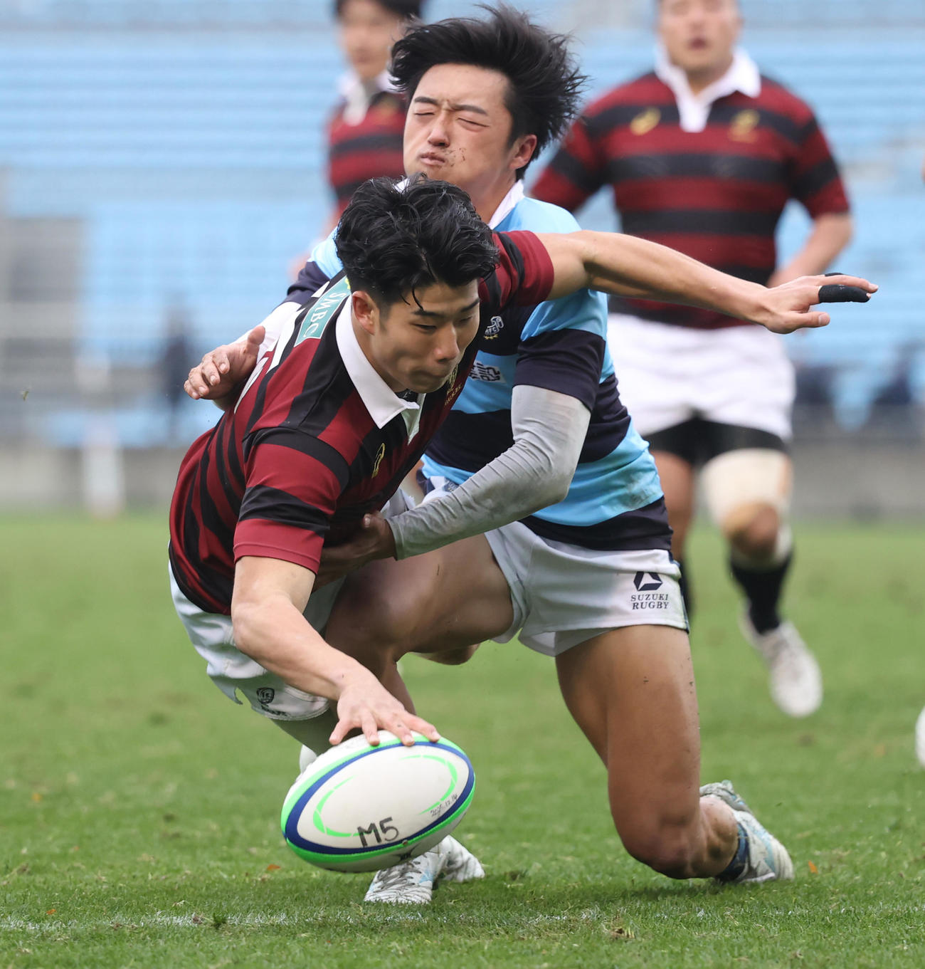 早大対関東学院大　前半、早大矢崎（左）はトライを決める（撮影・柴田隆二）