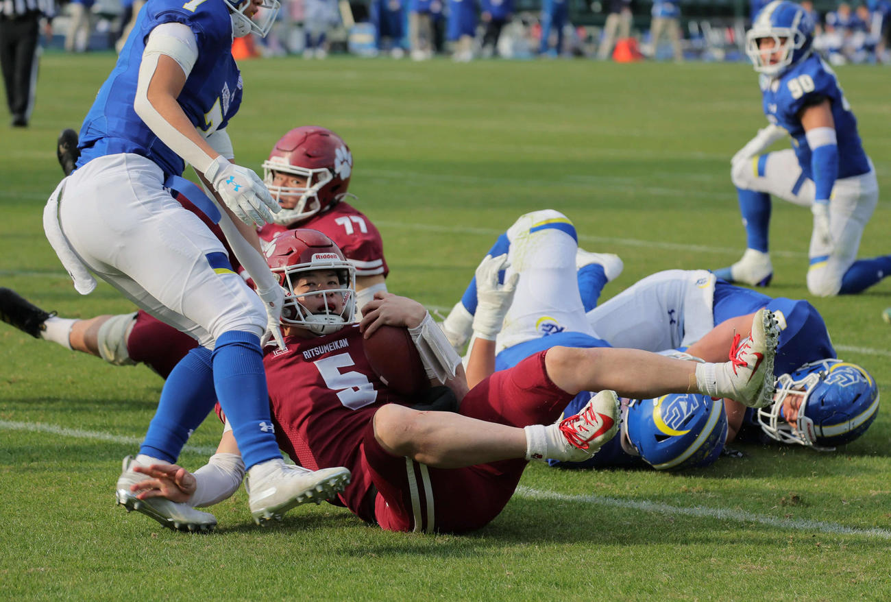 関学大対立命大　第1Q、自ら駆け込みタッチダウンを奪う立命大QB竹田剛（撮影・宮崎幸一)