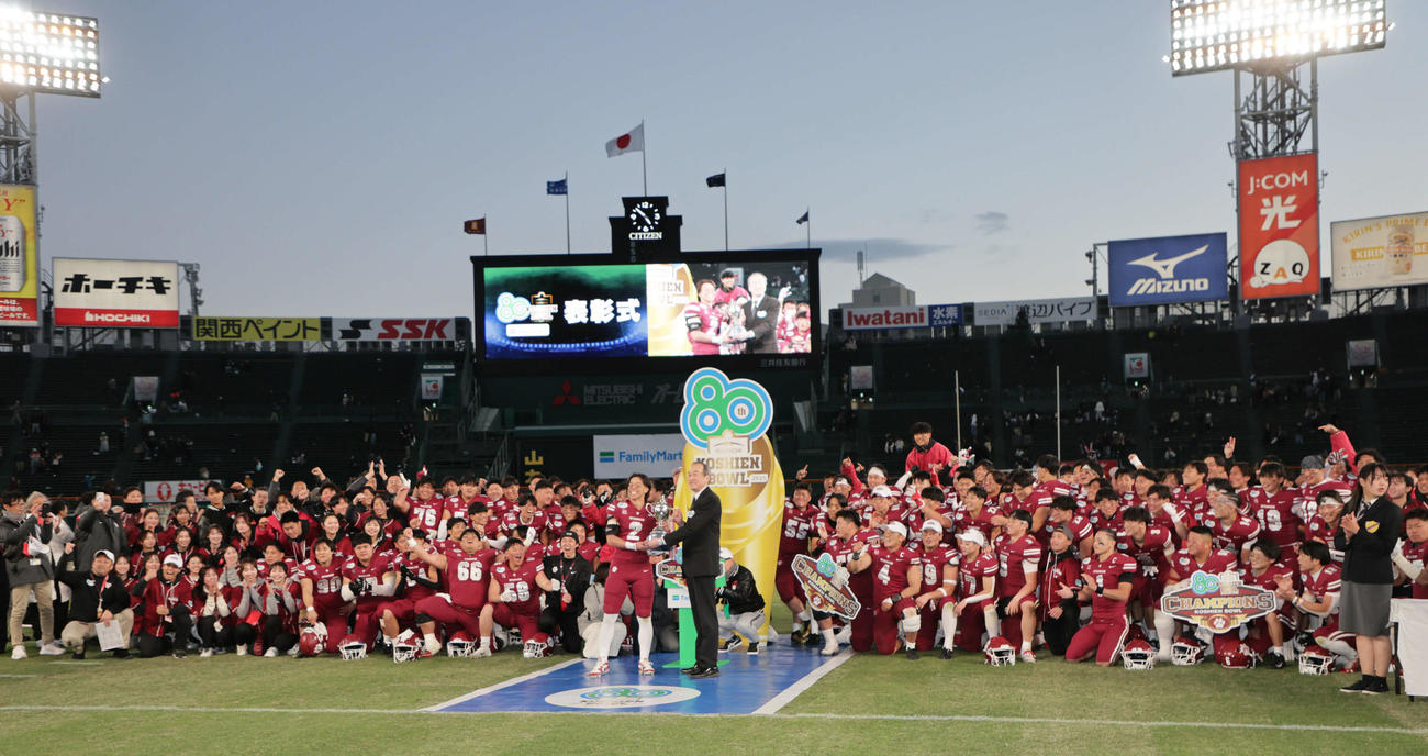 関学大－立命大　甲子園ボウルを制して優勝杯を手にする立命大パンサーズ今田甚太郎（撮影・宮崎幸一)