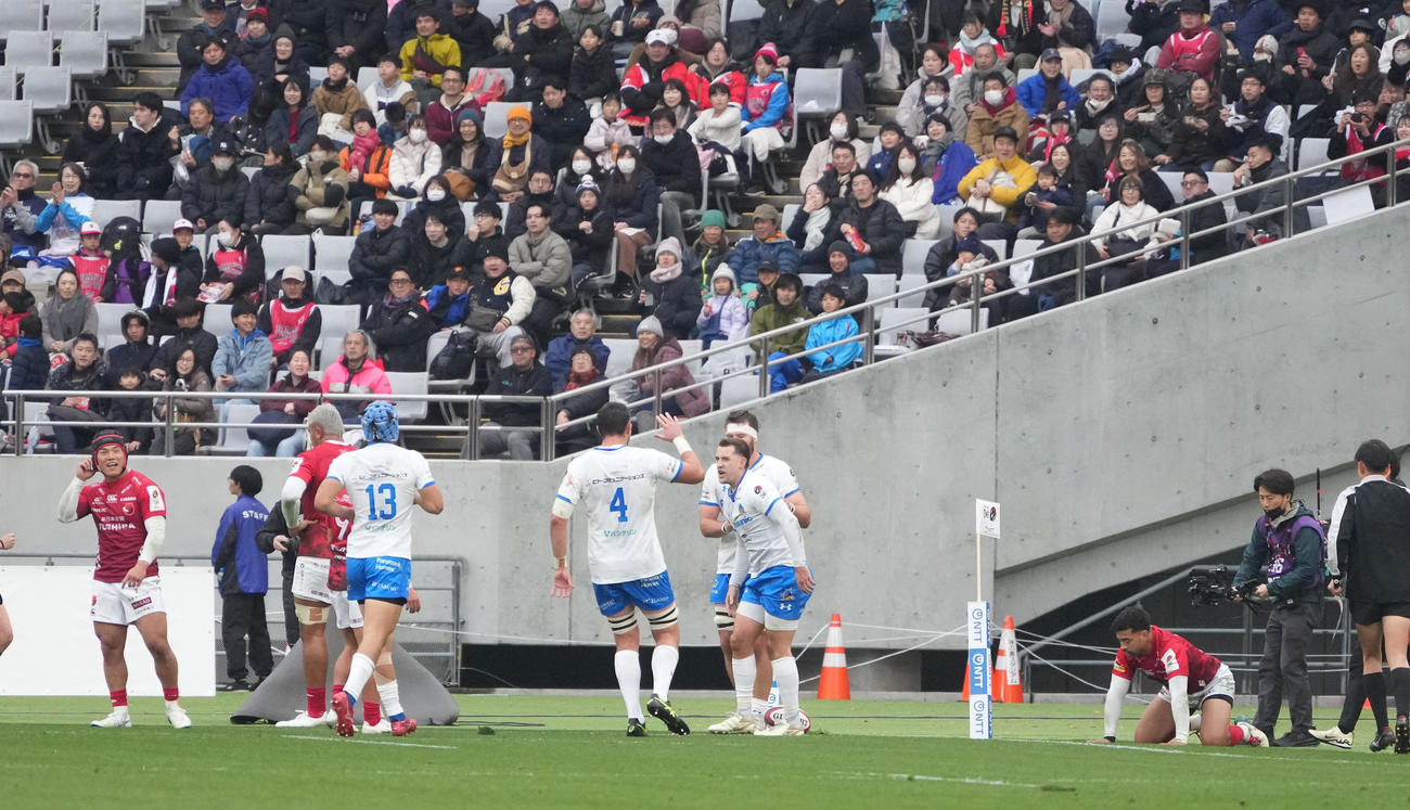 BL東京対埼玉　前半、埼玉FBトム・パートン（中央）はゴール右にトライを奪う（撮影・小沢裕）