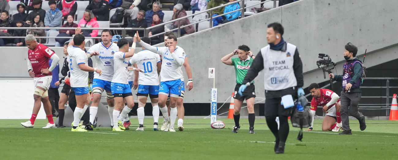 BL東京対埼玉　前半、埼玉FBトム・パートン（中央）はゴール右にトライを奪う（撮影・小沢裕）