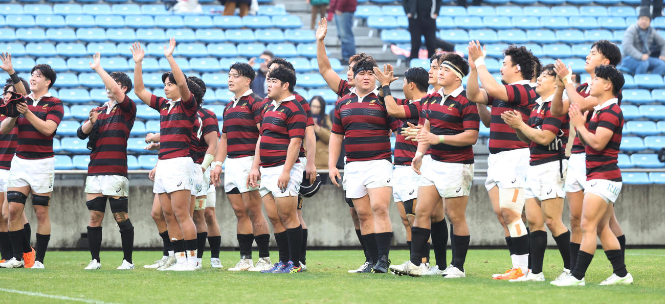 早大対関東学院大　大勝した早大フィフティーンはスタンドに手を振る（撮影・柴田隆二）