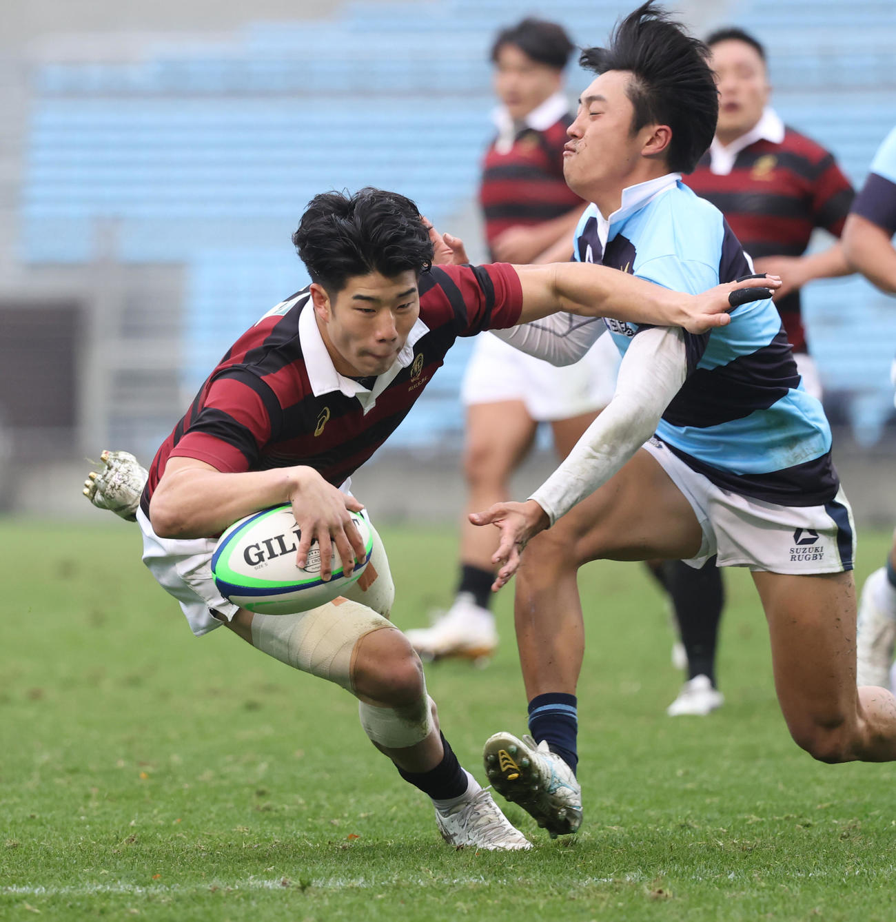 早大対関東学院大　前半、早大矢崎（左）はトライを決める（撮影・柴田隆二）