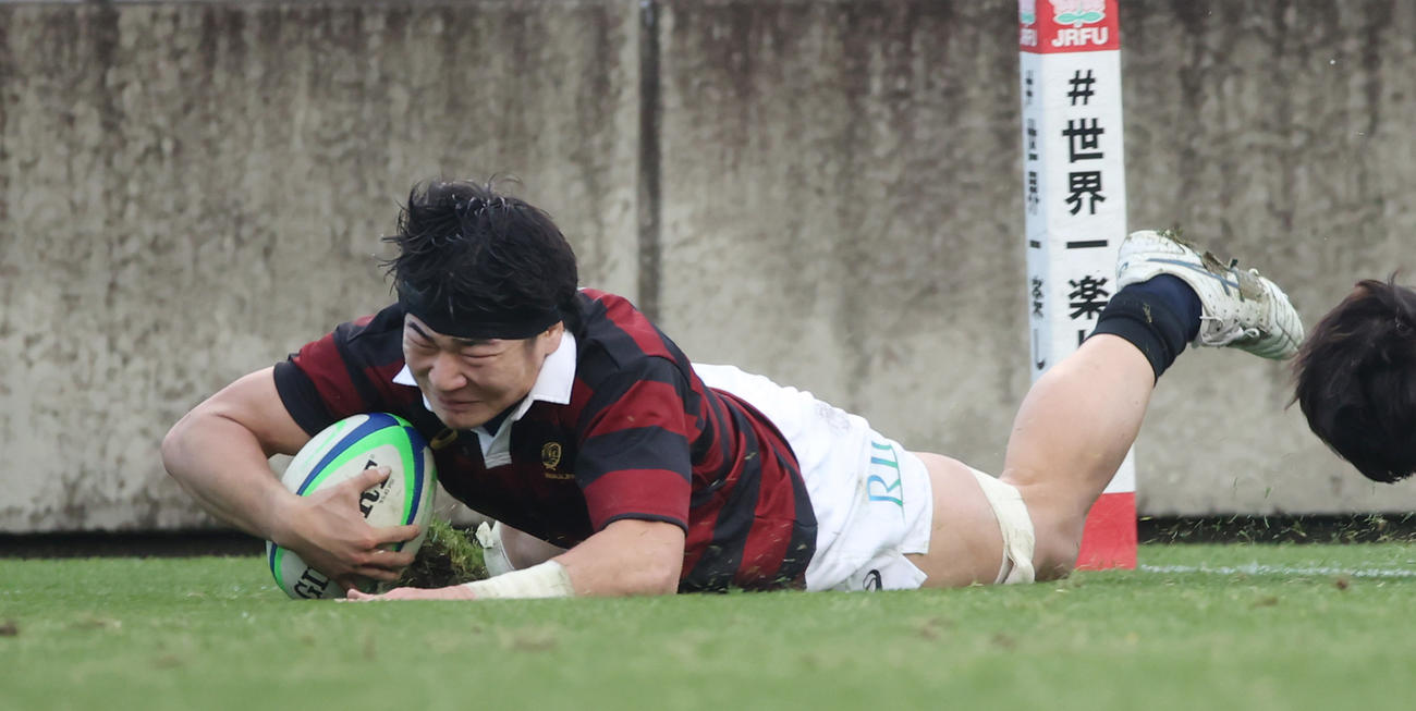 早大対関東学院大　後半、早大栗飯原はトライを決める（撮影・柴田隆二）