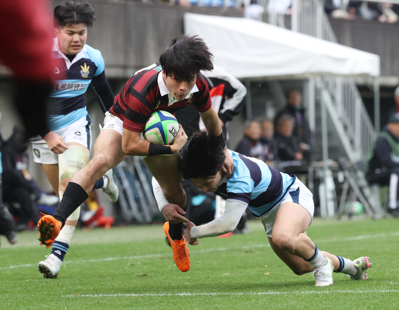 早大対関東学院大　前半、早大鈴木（左）はトライを決める（撮影・柴田隆二）