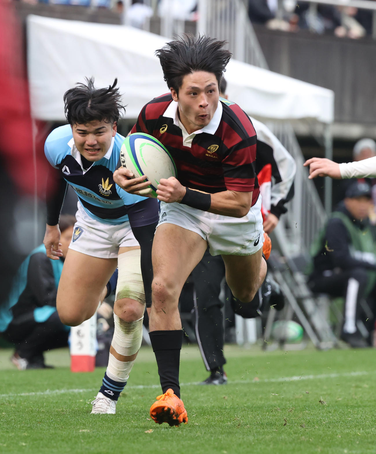 早大対関東学院大　前半、早大鈴木（右）はトライを決める（撮影・柴田隆二）