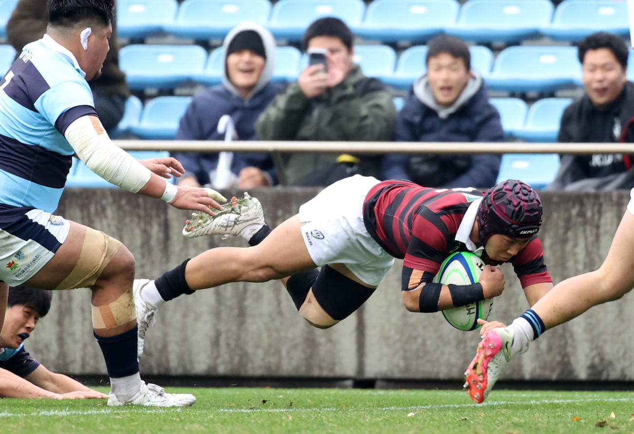 早大対関東学院大　前半、早大田中健想はトライを決める（撮影・柴田隆二）