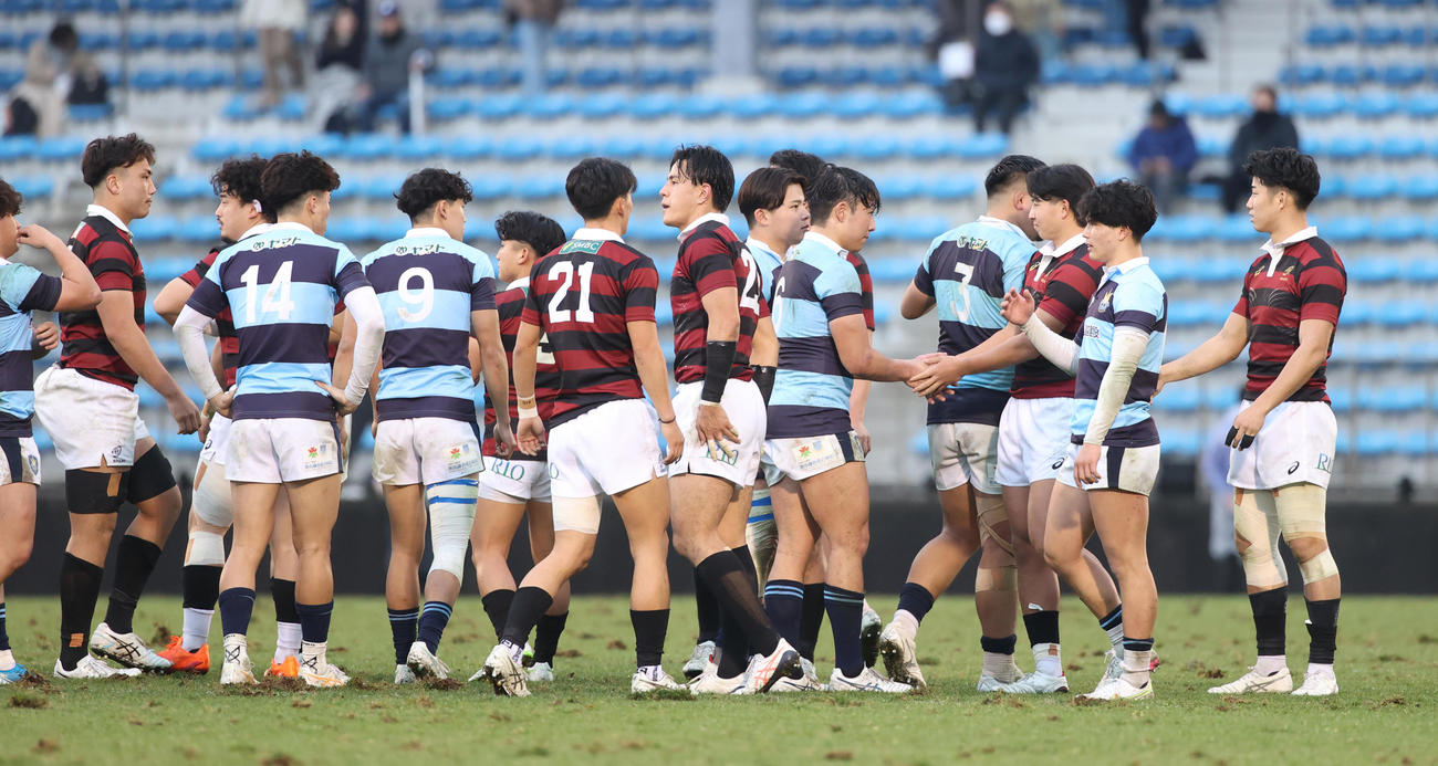 早大対関東学院大　試合後、握手する早大と関東学院大の両フィフティーン（撮影・柴田隆二）