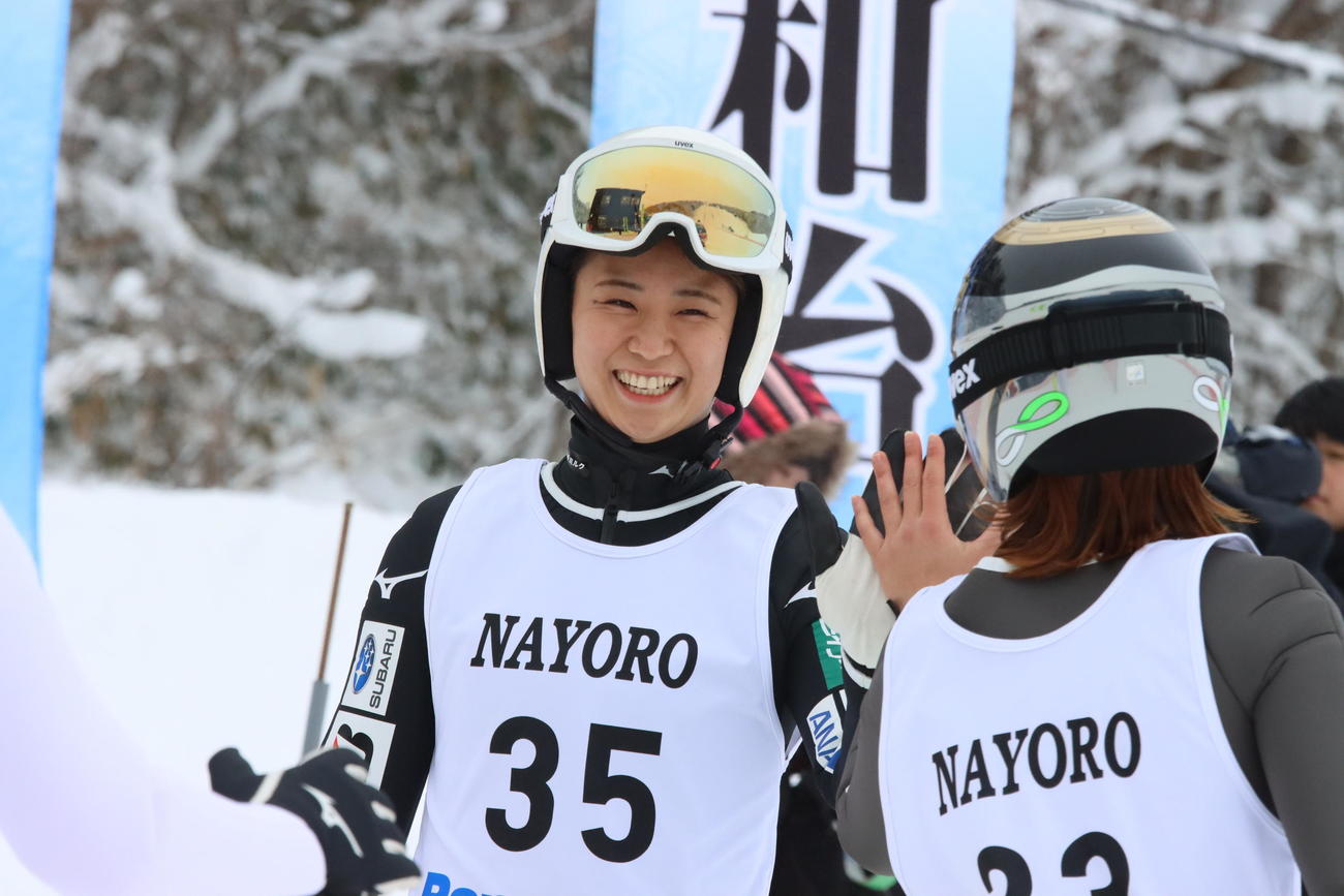 優勝が決まって喜ぶ一戸（左）（撮影・保坂果那）