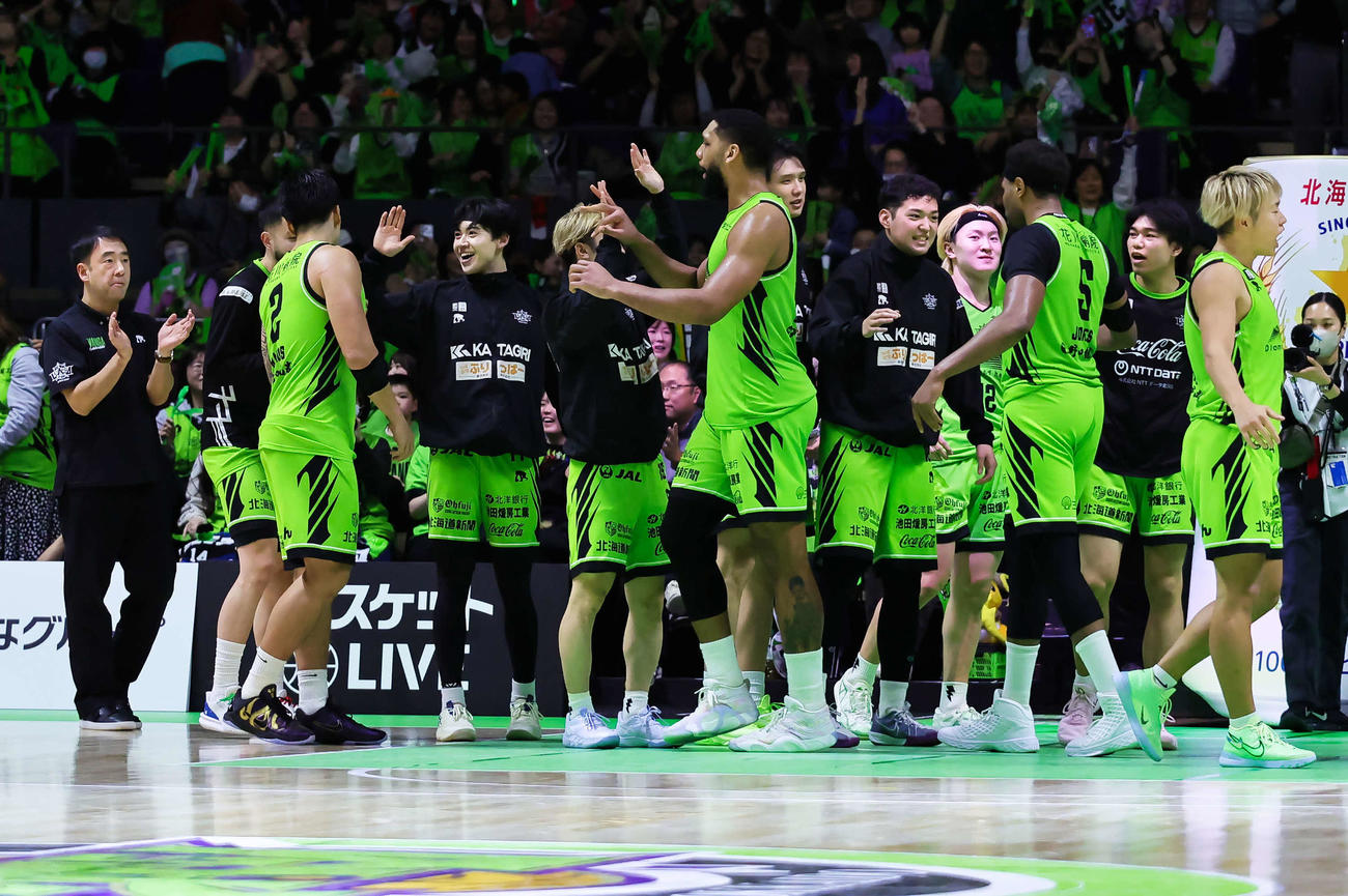 逆転勝利で喜ぶレバンガ北海道の選手たち